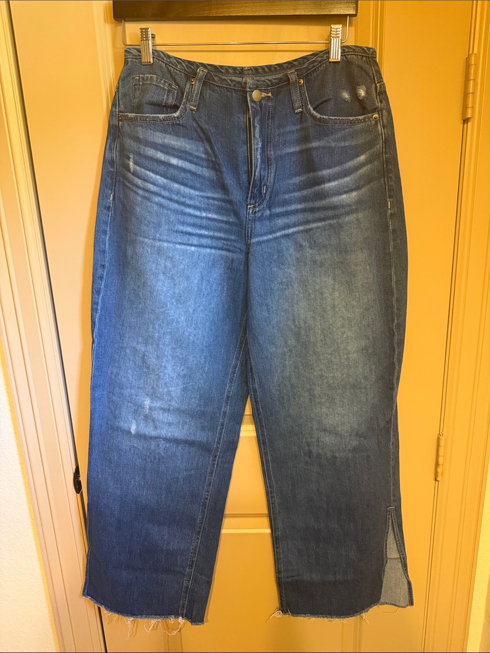 Evereve Dark Wash Blue Cropped Straight Jeans
